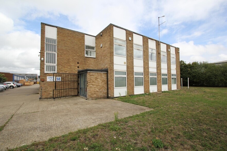 Aden Rd, Enfield to rent - Building Photo - Image 3 of 8