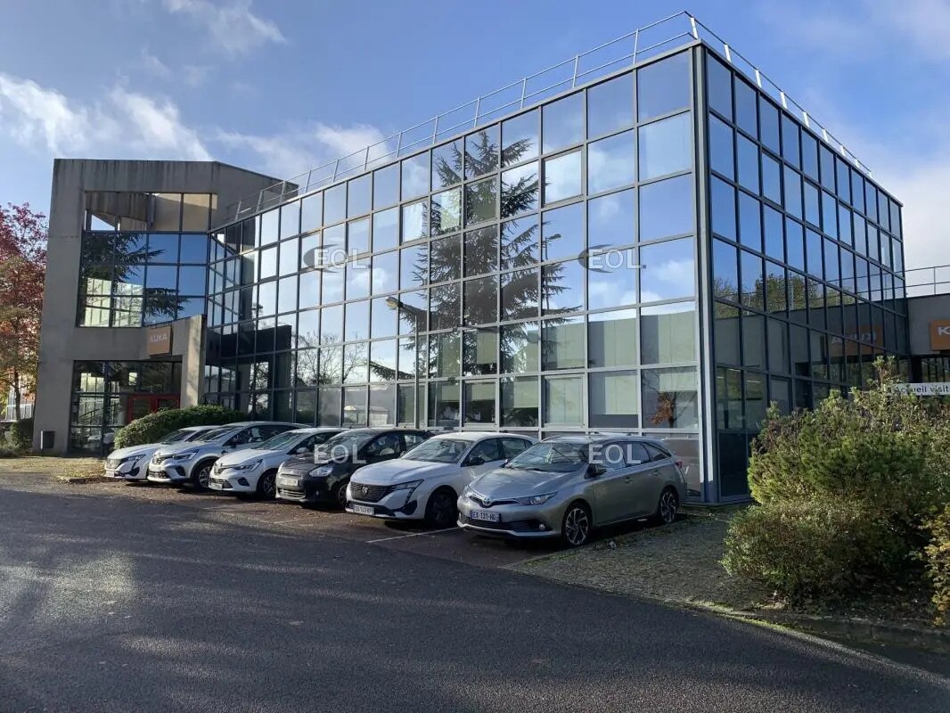 Light Industrial in Villebon-sur-Yvette to rent Primary Photo- Image 1 of 12