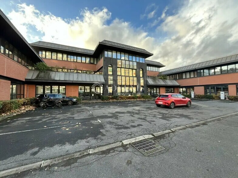Office in Saint-Ouen-sur-Seine to rent - Building Photo - Image 1 of 8