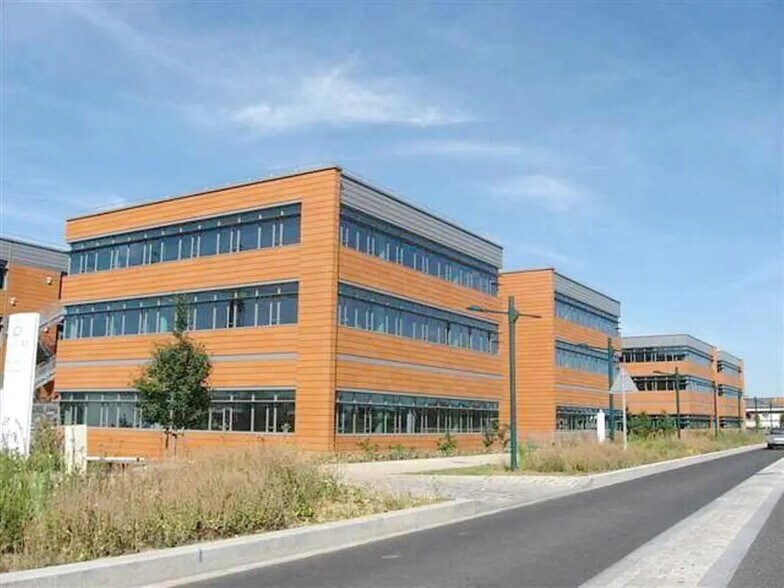 8 Avenue Des Louvresses, Gennevilliers to rent - Building Photo - Image 1 of 14