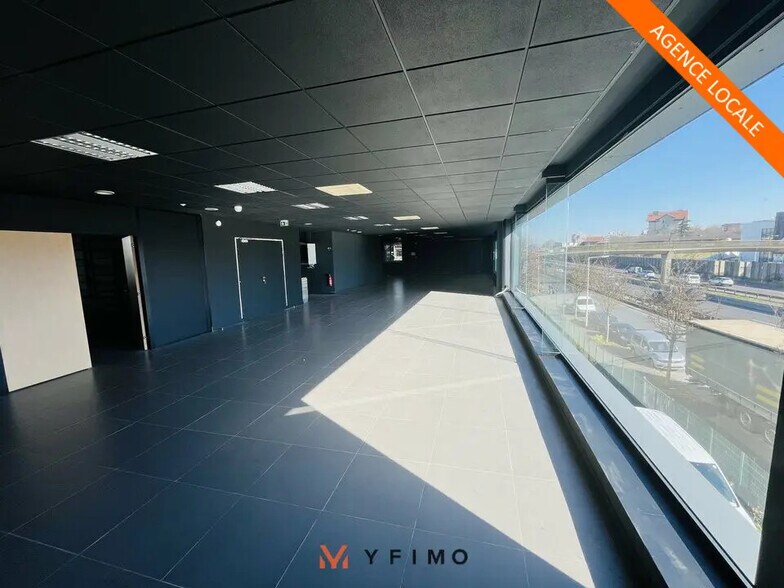 Light Industrial in Nanterre to rent - Building Photo - Image 1 of 5