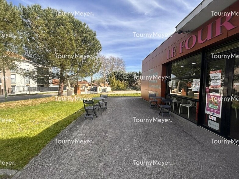 2 Place Jean Mermoz, Eaunes for sale - Building Photo - Image 2 of 11
