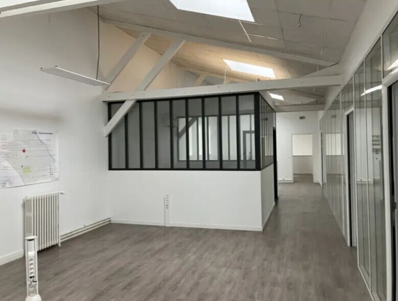 Industrial in Montrouge to rent - Interior Photo - Image 2 of 7
