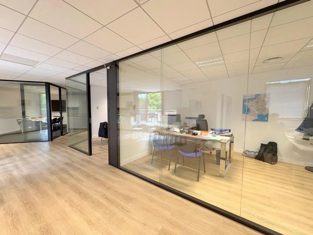 Office in Saint-Germain-en-Laye to rent Building Photo- Image 1 of 24