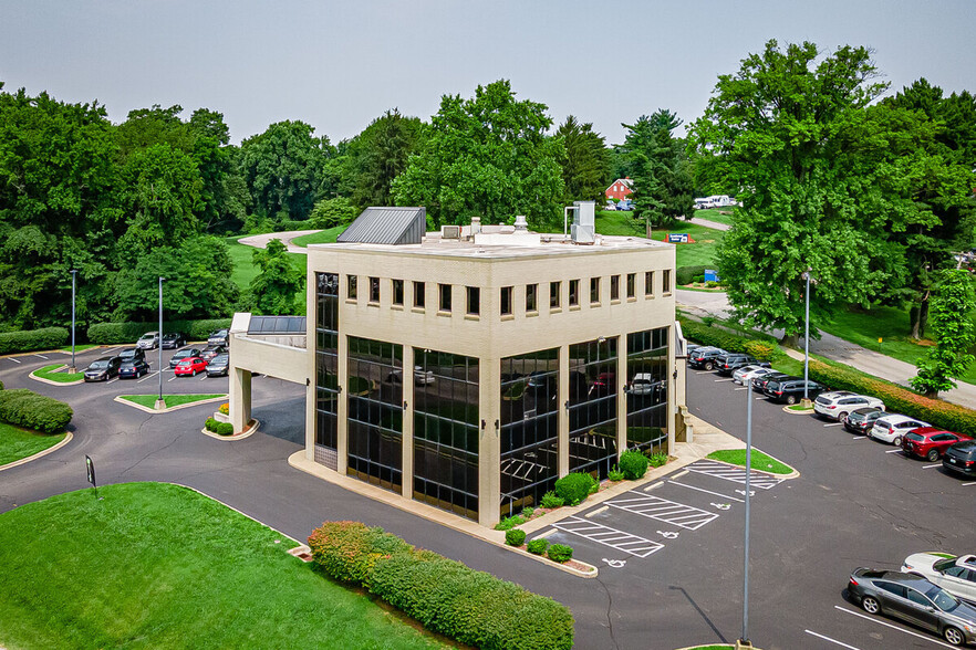 1700 Old Bluegrass Ave, Louisville, KY for rent - Building Photo - Image 3 of 9