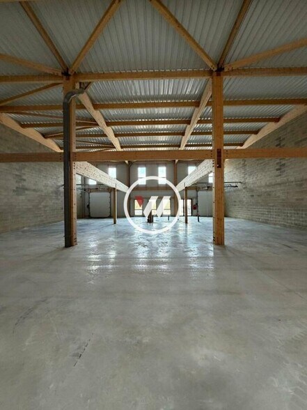 Light Industrial in Puiseux-en-France to rent - Interior Photo - Image 2 of 12