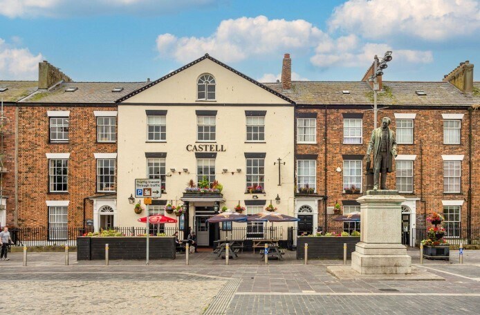 33 Castle Sq, Caernarfon for sale Primary Photo- Image 1 of 1