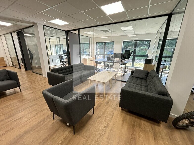 Office in Rillieux-la-Pape to rent - Interior Photo - Image 1 of 11