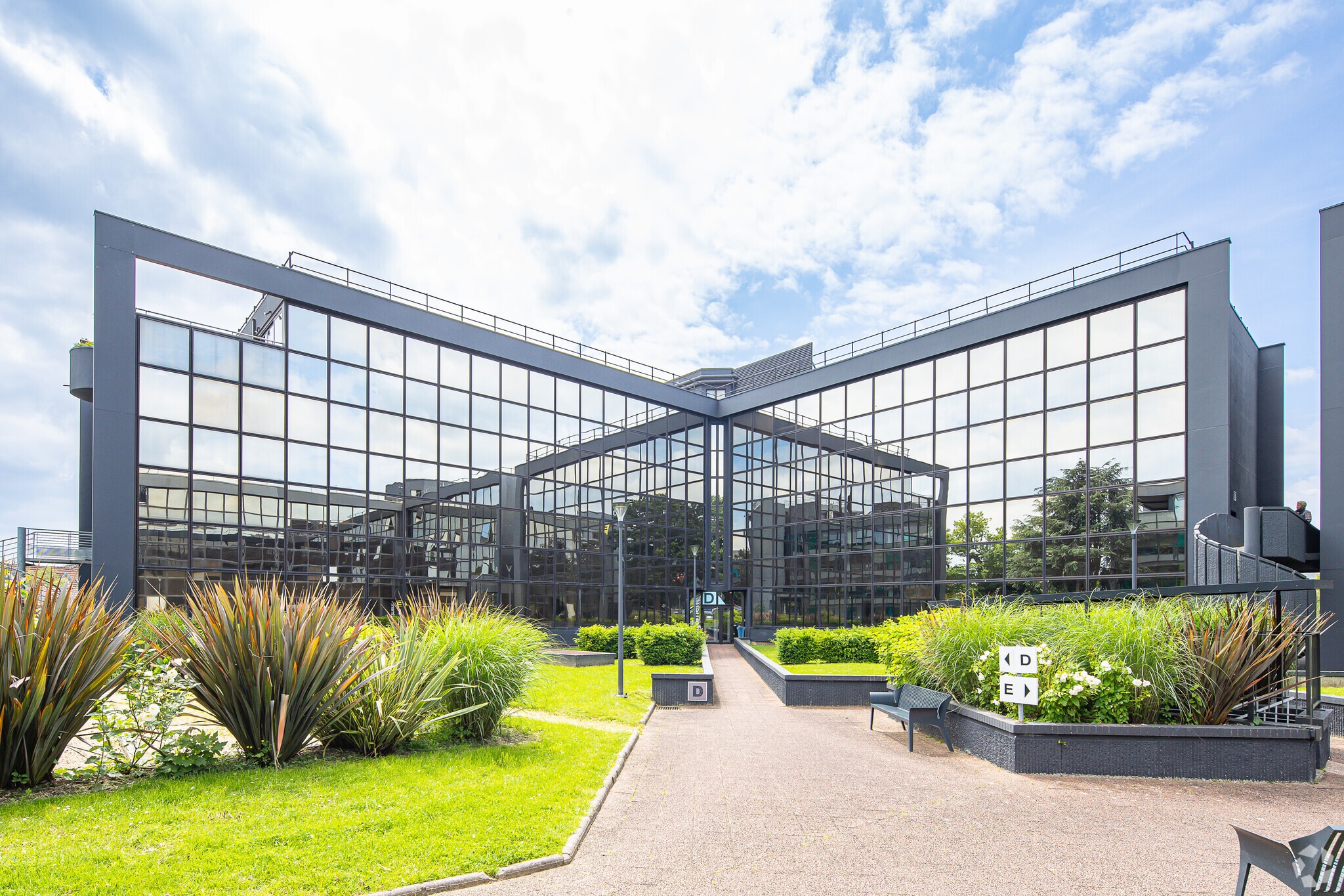 1 Bis Rue Du Petit-Clamart, Vélizy-Villacoublay to rent Primary Photo- Image 1 of 3