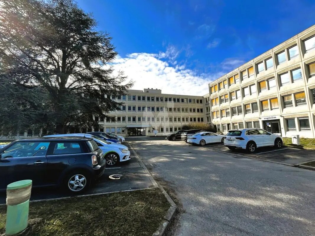 Office in Ris-Orangis to rent Building Photo- Image 1 of 17