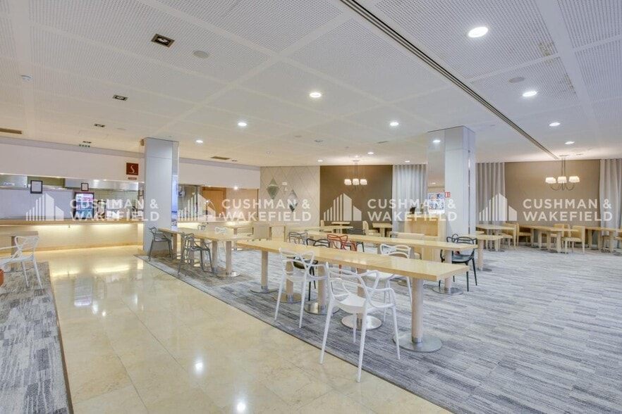 23-27 Rue Delariviere Lefoullon, Puteaux to rent - Building Photo - Image 3 of 16