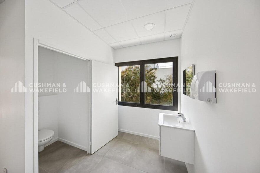 792 Avenue De La Fleuride, Aubagne to rent - Interior Photo - Image 3 of 14