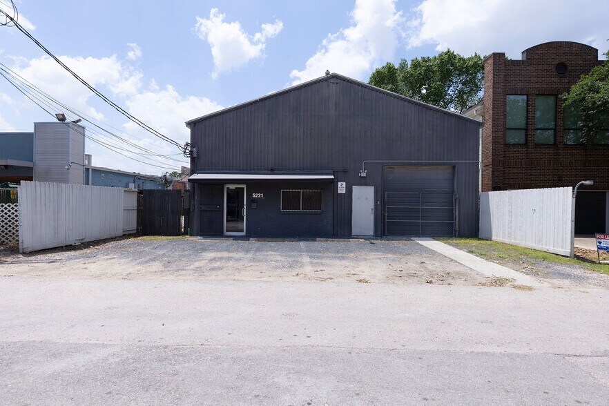 5221 Center St, Houston, TX for sale - Building Photo - Image 2 of 8