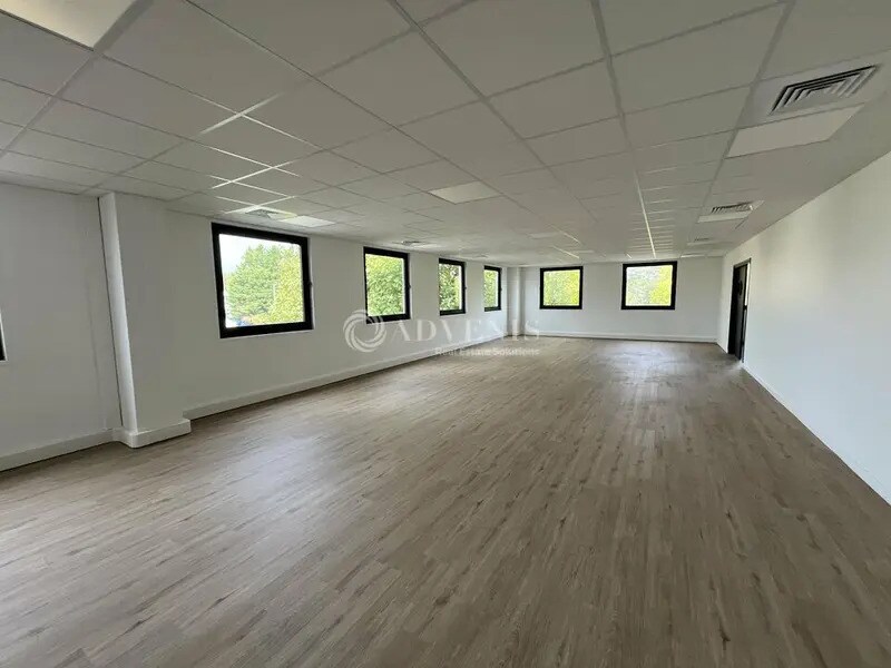 Office in Lisses to rent Interior Photo- Image 1 of 5