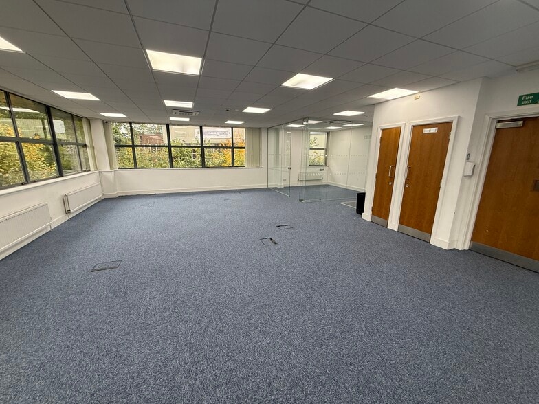 Alban Park, St Albans to rent - Building Photo - Image 2 of 4
