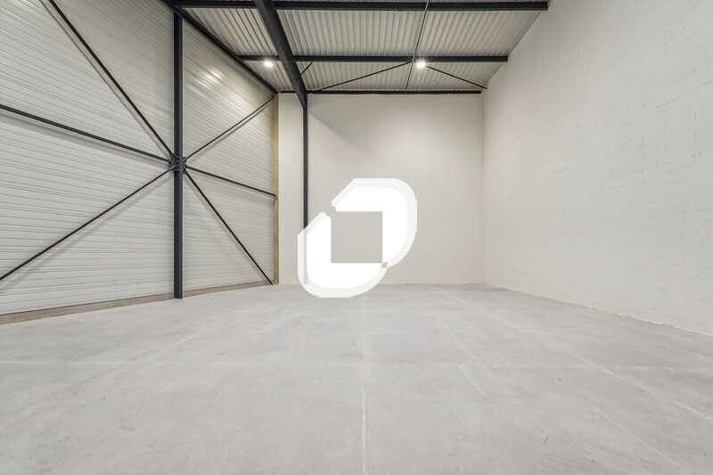 Light Industrial in Osny to rent - Building Photo - Image 2 of 26