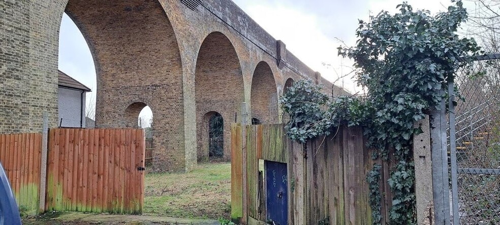 94 Angel Rd, Thames Ditton to rent - Primary Photo - Image 1 of 1