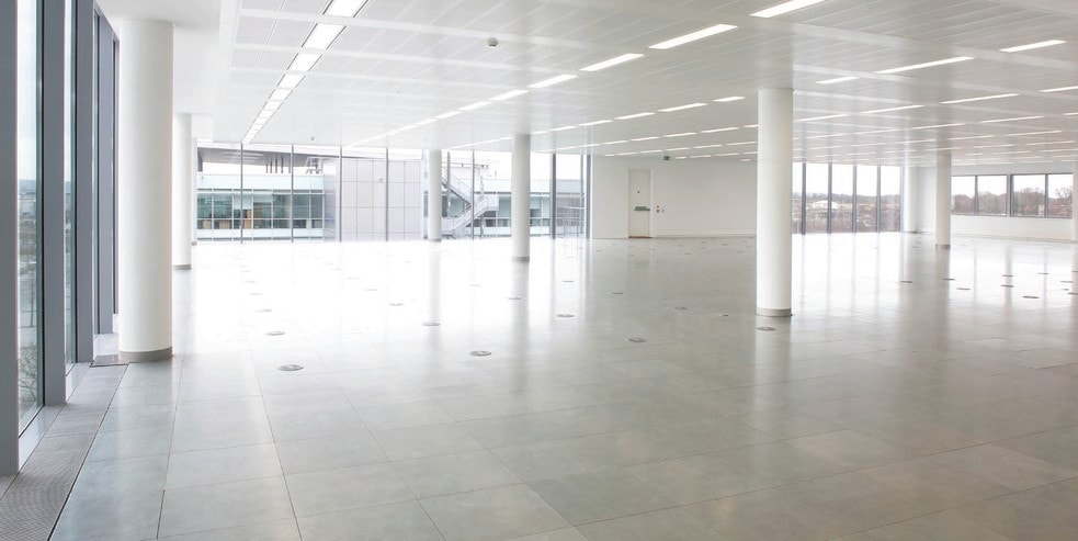 3 Beehive Ring Rd, Gatwick to rent - Interior Photo - Image 2 of 7