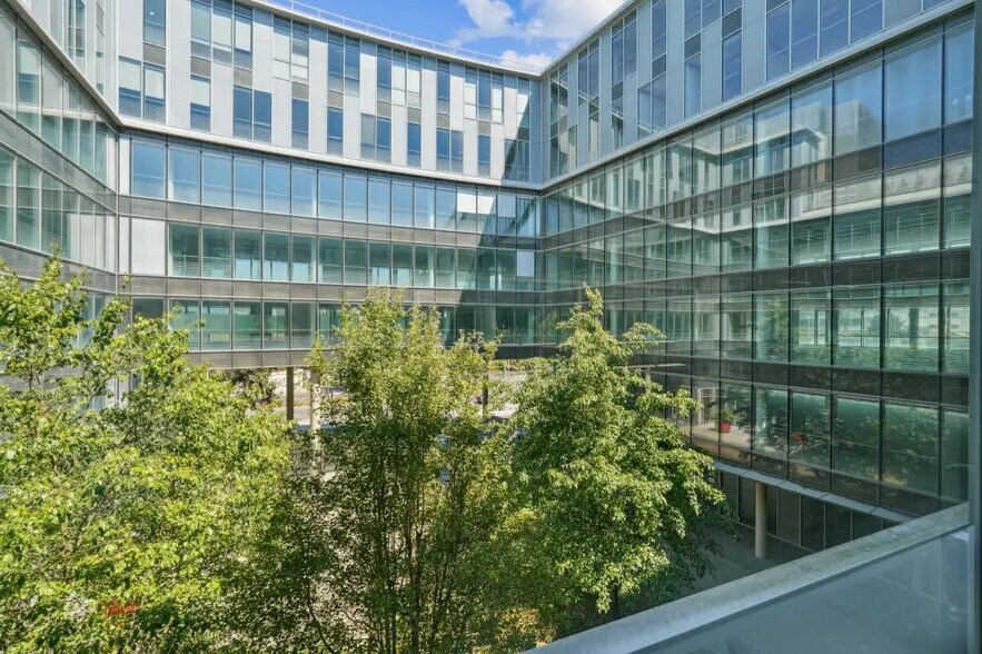 11-19 Rue Ernest Renan, Nanterre to rent - Building Photo - Image 2 of 6