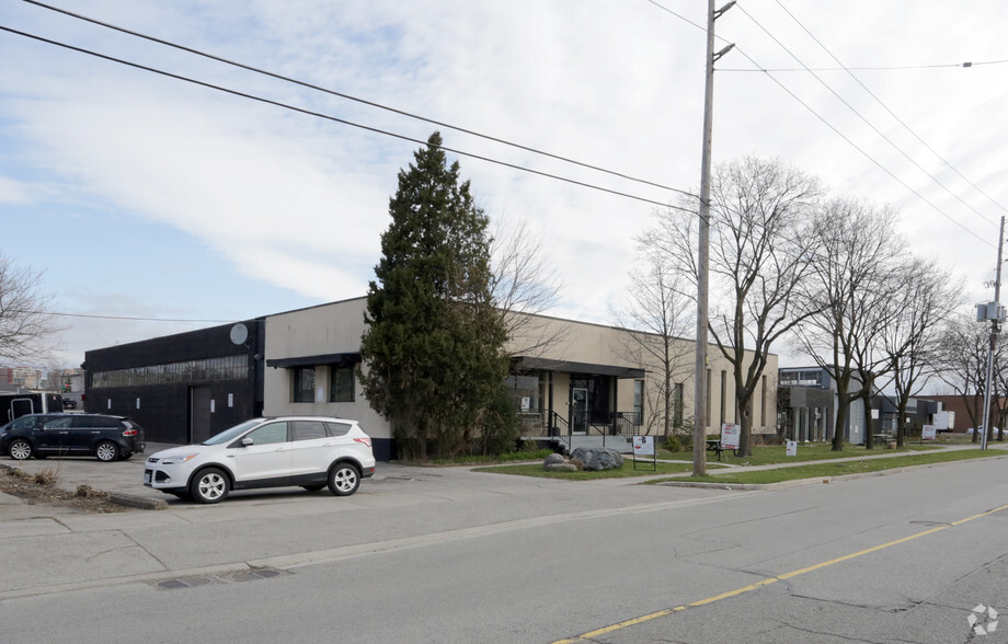 26 Six Point Rd, Toronto, ON for rent - Primary Photo - Image 1 of 3