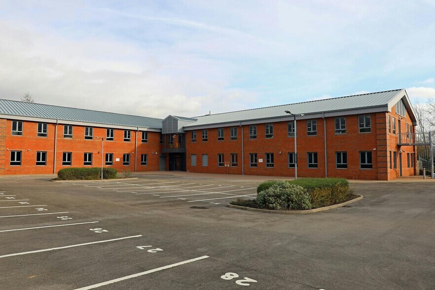 8 George Mann Rd, Leeds to rent - Building Photo - Image 3 of 3