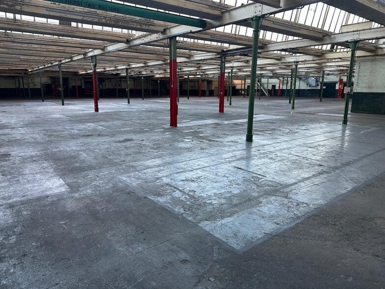 Whitworth Rd, Rochdale to rent - Building Photo - Image 2 of 9