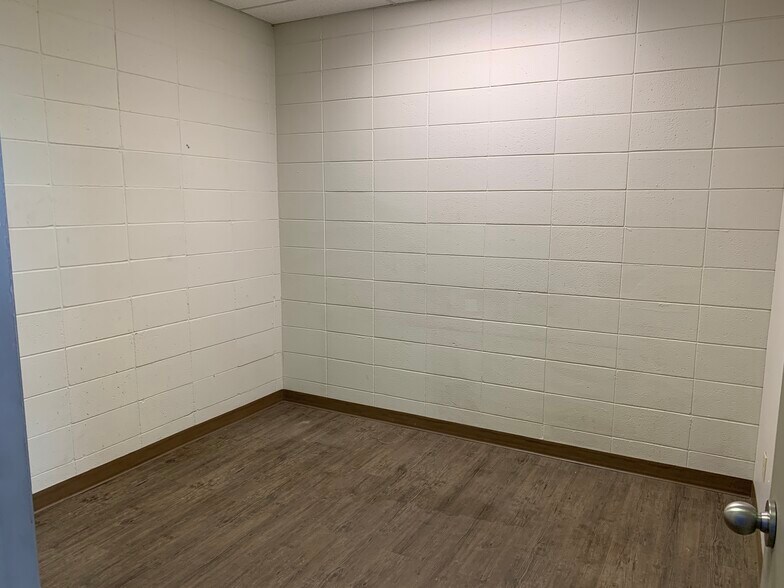 8703-8727 53rd Ave NW, Edmonton, AB to rent - Interior Photo - Image 3 of 5