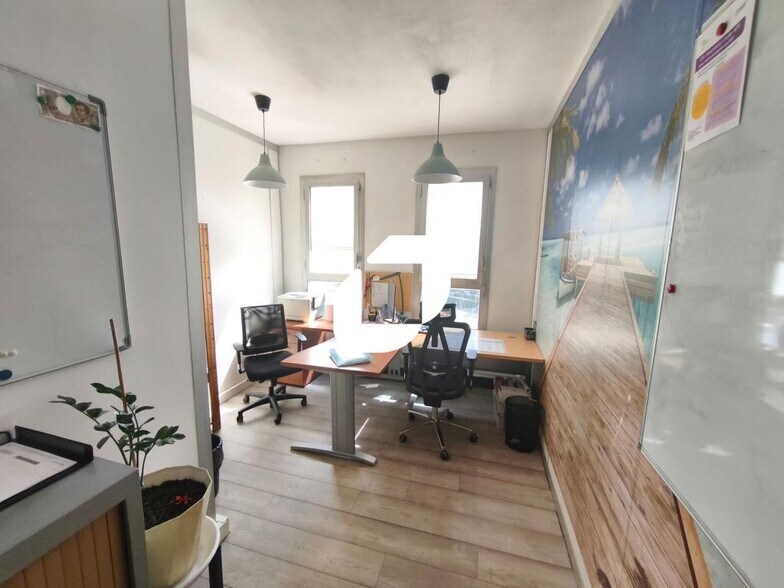 Office in Noisy-le-Grand for sale - Interior Photo - Image 3 of 7
