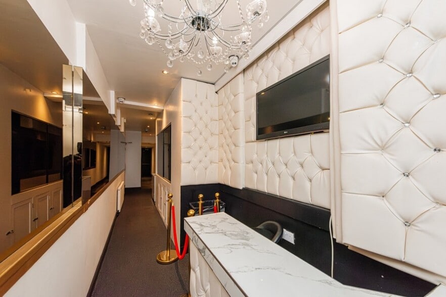 272 Muswell Hill Broa, London to rent - Interior Photo - Image 2 of 3