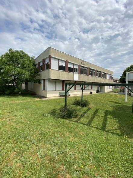 Office in Les Clayes-sous-Bois to rent - Building Photo - Image 2 of 7