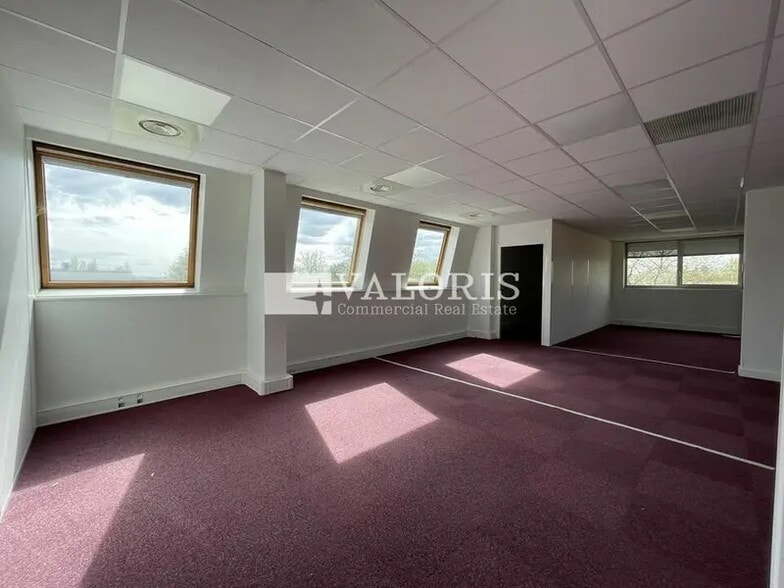 7 Rue Maryse Bastié, Bron to rent - Interior Photo - Image 1 of 6