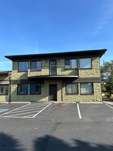 930 SE Textron Dr, Bend, OR for rent - Building Photo - Image 2 of 5