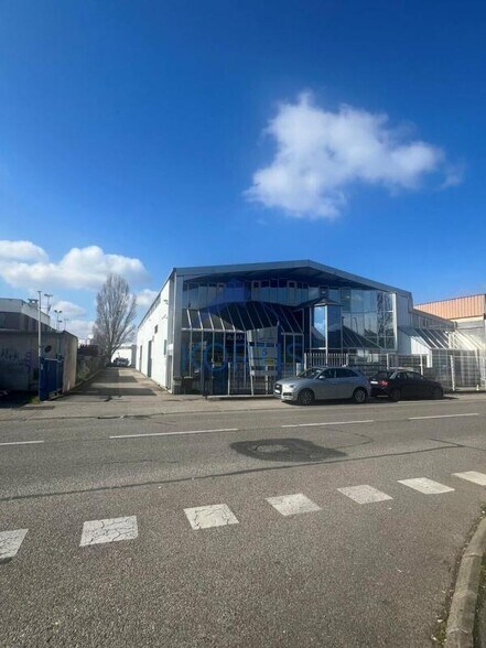 Industrial in Vaulx-en-Velin to rent - Building Photo - Image 1 of 8