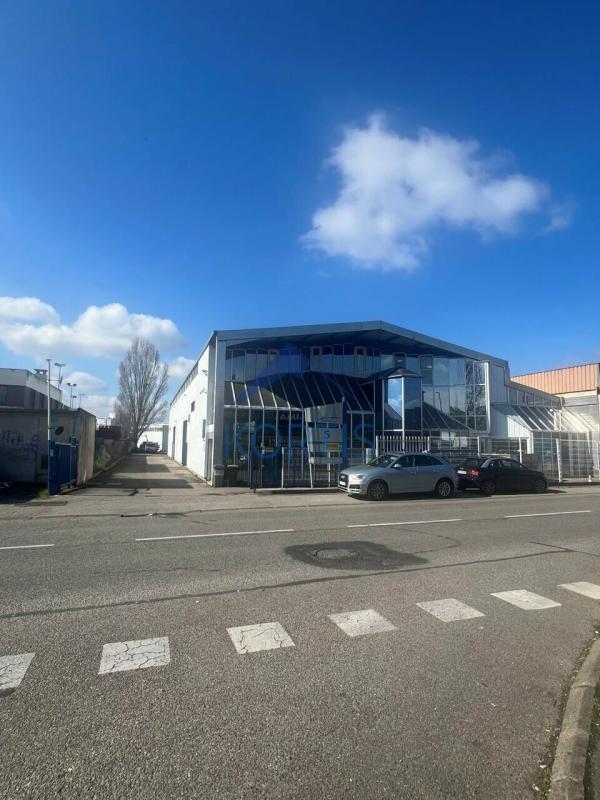 Industrial in Vaulx-en-Velin to rent Building Photo- Image 1 of 9
