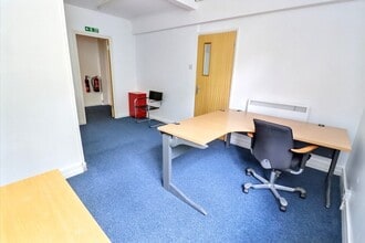 Queens Rd, Barnet to rent Interior Photo- Image 2 of 5