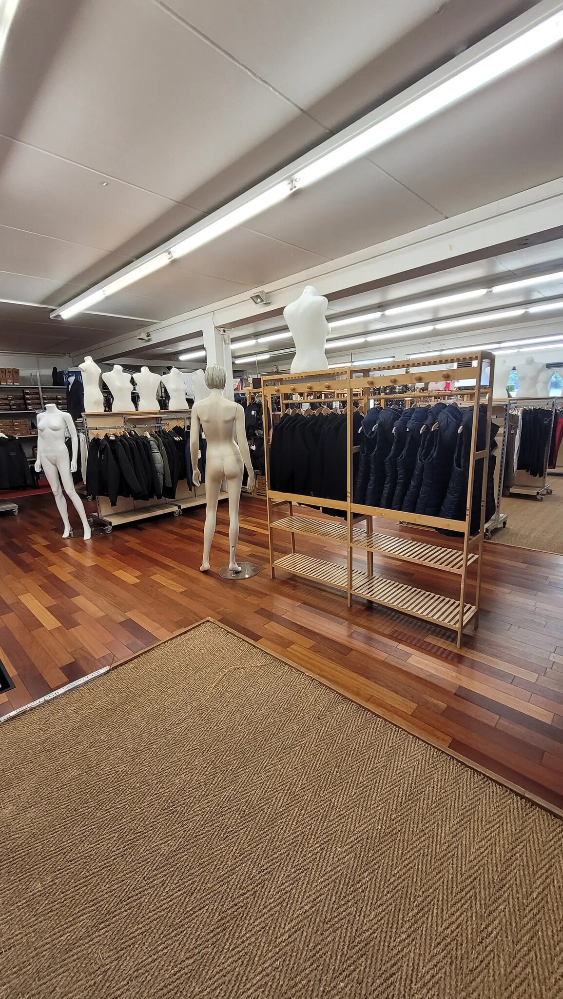 Retail in CHAMPAGNE-AU-MONT-D'OR to rent Interior Photo- Image 1 of 3