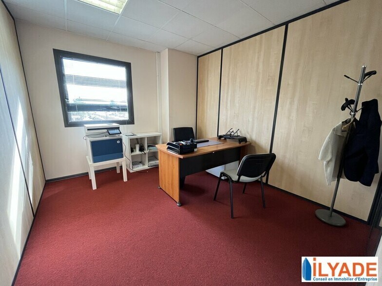 Office in Aubagne to rent - Interior Photo - Image 2 of 4