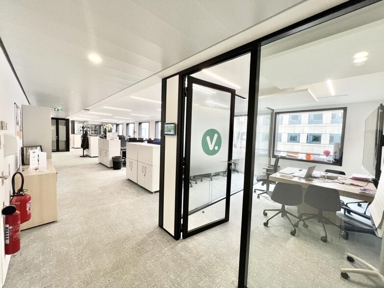 Office in Courbevoie to rent - Building Photo - Image 2 of 7