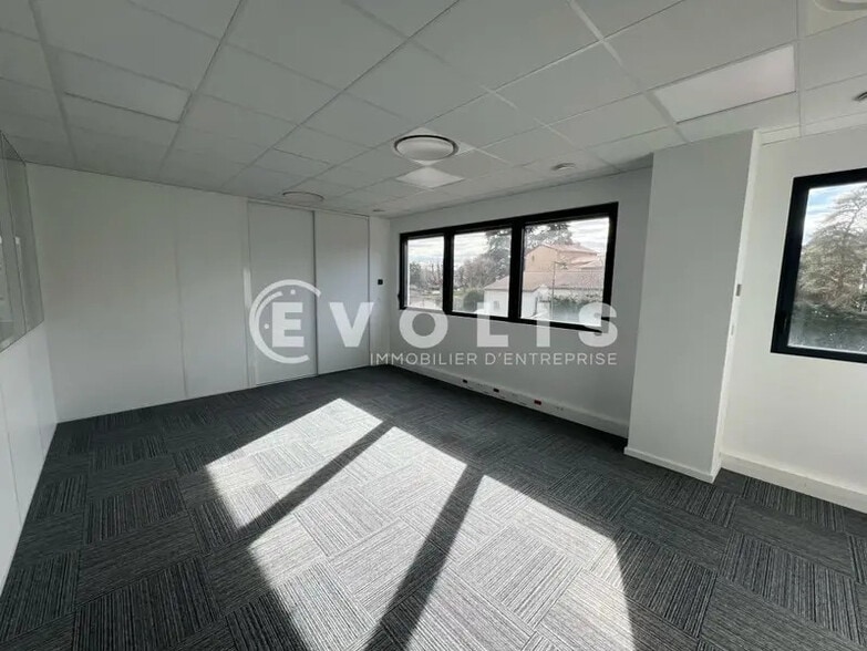 27 Chemin Des Peupliers, Dardilly to rent - Interior Photo - Image 3 of 23
