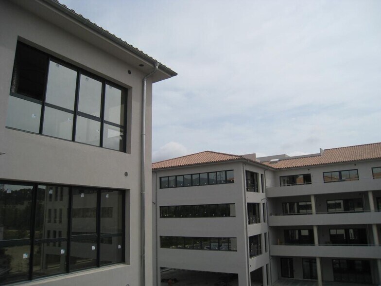 Office in Aubagne to rent - Building Photo - Image 3 of 5