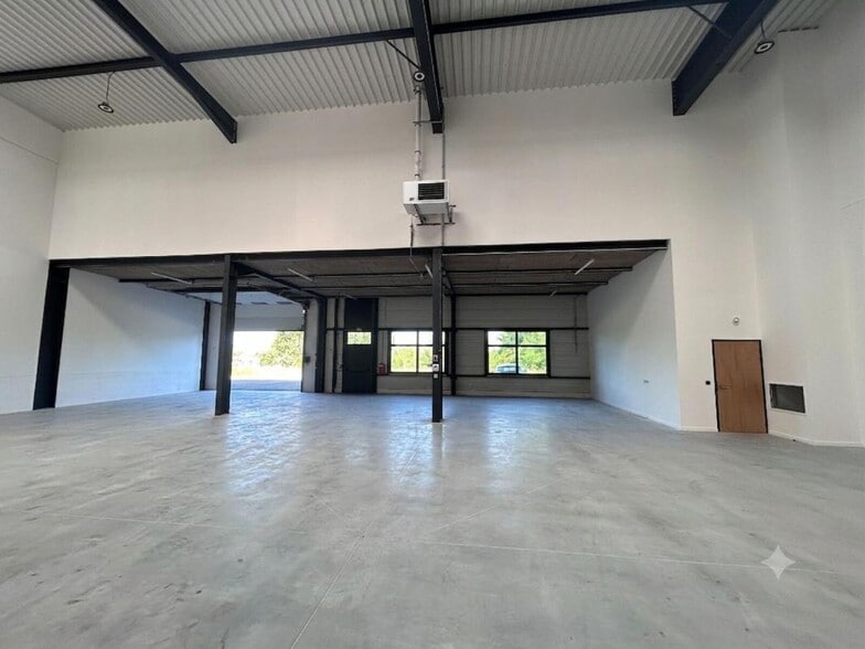 25 Route De Lyon, Saint-Priest to rent - Building Photo - Image 2 of 10