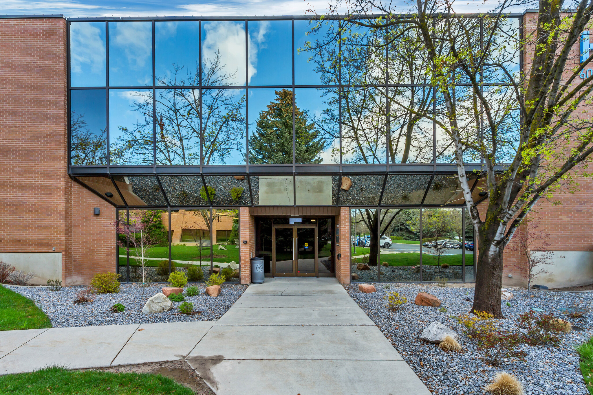 500-560 E Timpanogos Cir, Orem, UT for rent Building Photo- Image 1 of 3