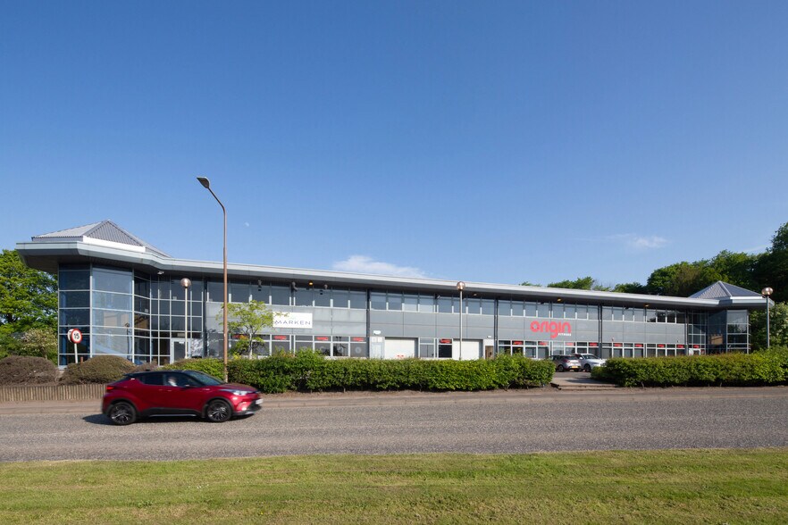 21 Cliftonhall Rd, Newbridge to rent - Building Photo - Image 2 of 5