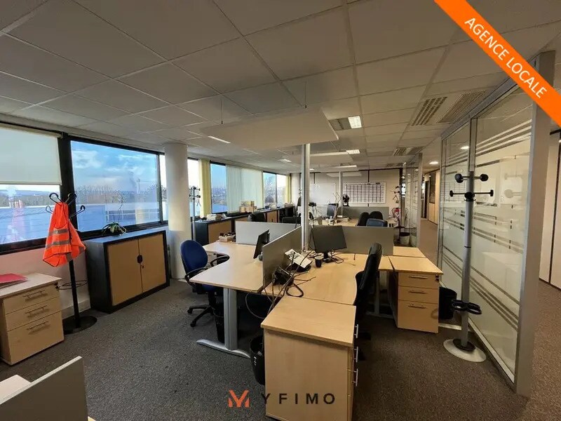Office in Poissy to rent Interior Photo- Image 1 of 8