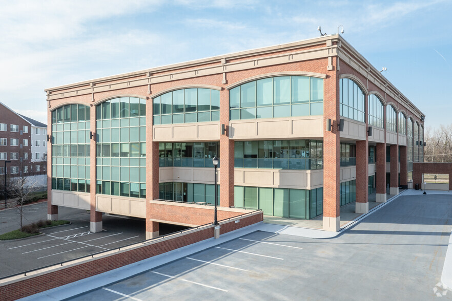 200 Riverfront Blvd, Elmwood Park, NJ for rent - Building Photo - Image 1 of 5