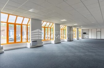 Light Industrial in Croissy-Beaubourg to rent Interior Photo- Image 2 of 2