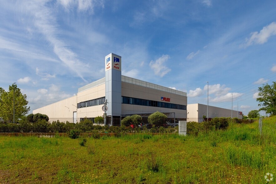 Calle del Río Almanzora, 2, Getafe, Madrid to rent - Building Photo - Image 1 of 7