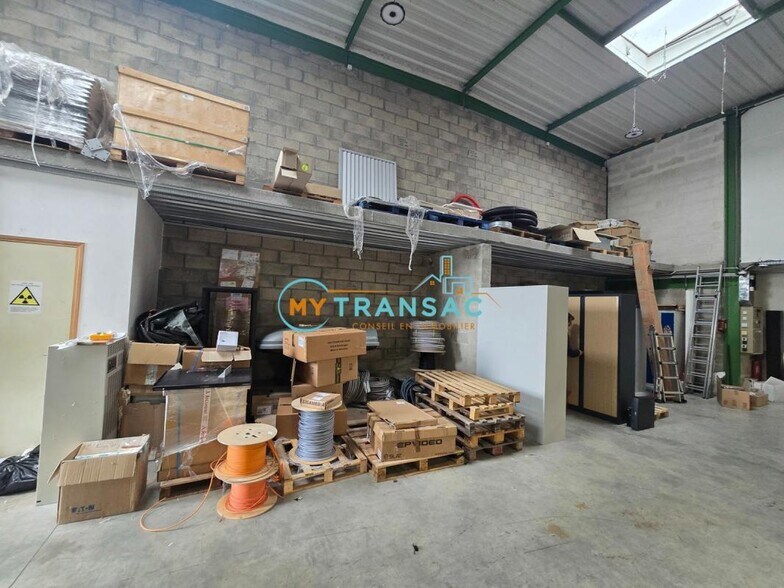 Industrial in Saint-Thibault-des-Vignes for sale - Interior Photo - Image 2 of 17