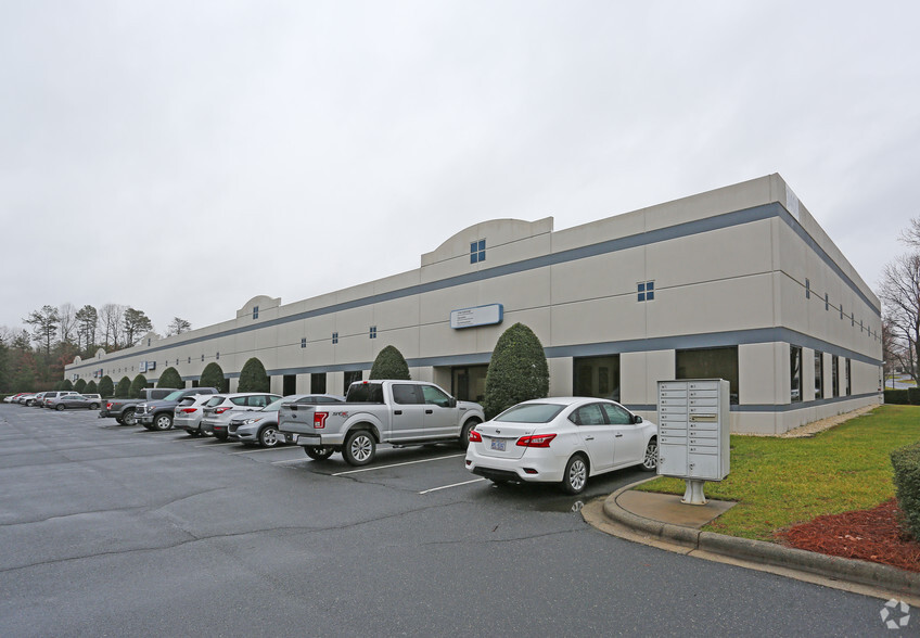 3400 International Airport Dr, Charlotte, NC for rent - Building Photo - Image 1 of 8