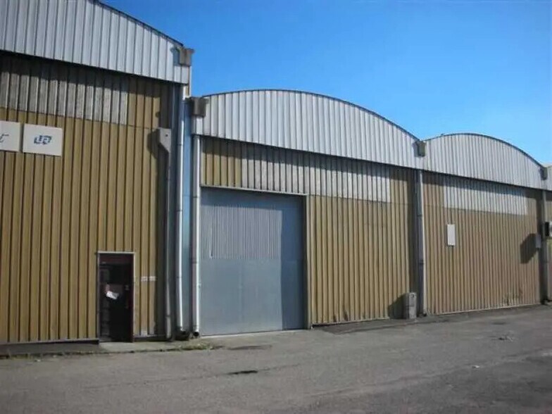 9 Rue Du Dauphiné, Saint-Priest to rent - Building Photo - Image 3 of 23